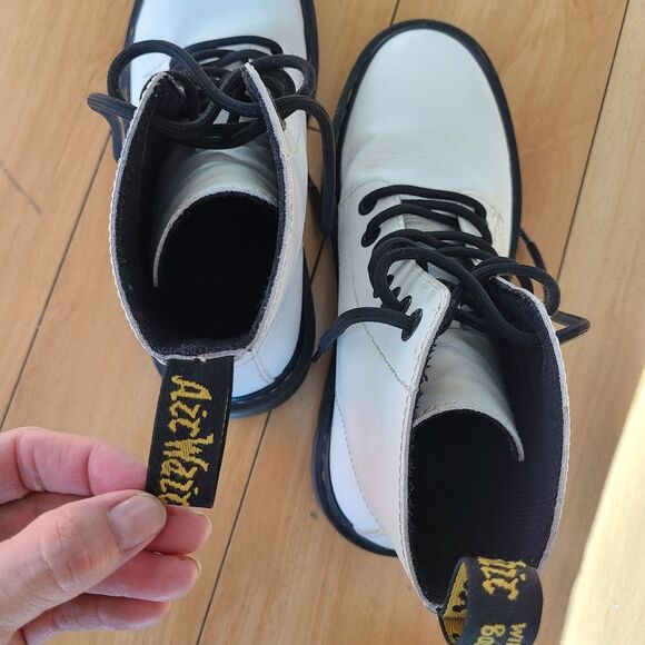 Dr. Martens white 8 eye classic women's size 8 - Picture 3 of 8